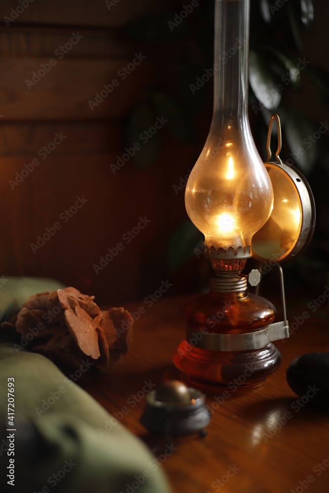 Lampa naftowa świecąca się światło - obrazy, fototapety, plakaty 