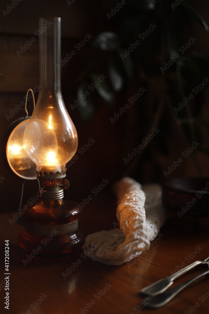 Lampa naftowa świecąca się światło - obrazy, fototapety, plakaty 