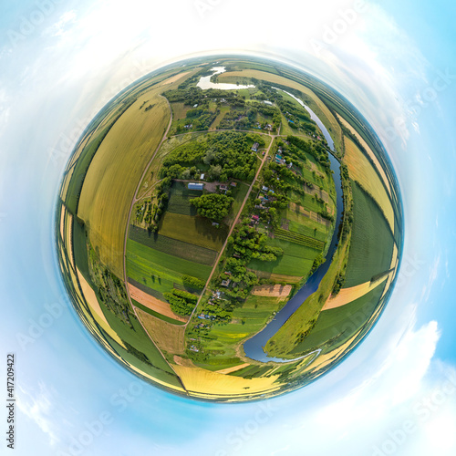 Foto little planet 360-pano - summer landscape of a street in the village of Sredny n