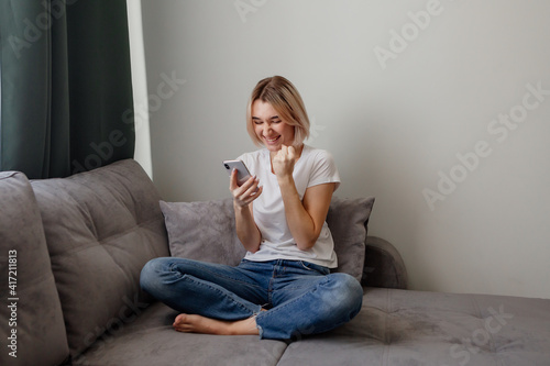Obraz na plátně Girl corresponds in social networks and messengers