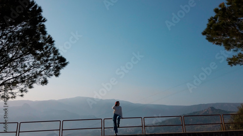 Sagoma di una giovane ragazza affacciata in montagna photo