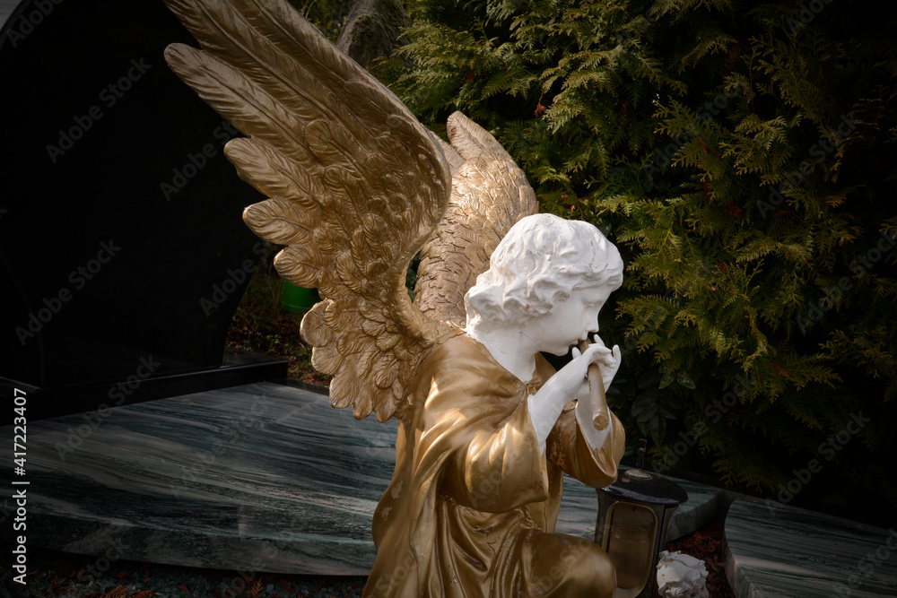 Fototapeta premium friedhof, grabengel mit flöte