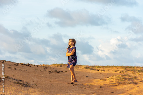 Criança solitária em deserto