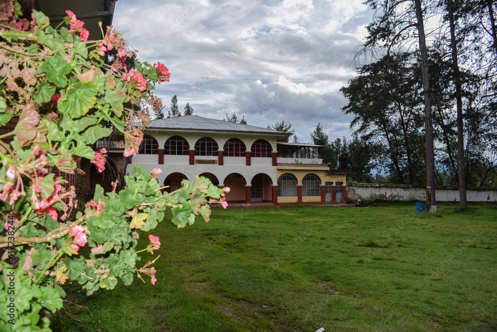 Naklejka premium convento con arcos y un jardín grande