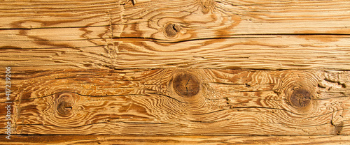 Holzhintergrund eines Handgehackten Altholzes. Bauholz in Handarbeit von einem Tischler für ein Chalet