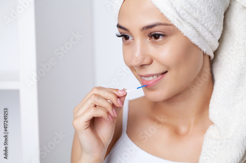 The woman uses brushes to clean the interdental spaces