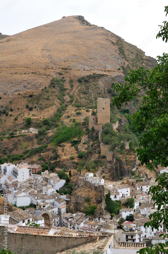 Vista del bonito pueblo de Cazorla con el castillo de la Yedra (Jaén, España) desde un mirador.