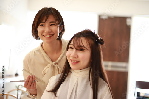 髪を切る美容師 イメージ