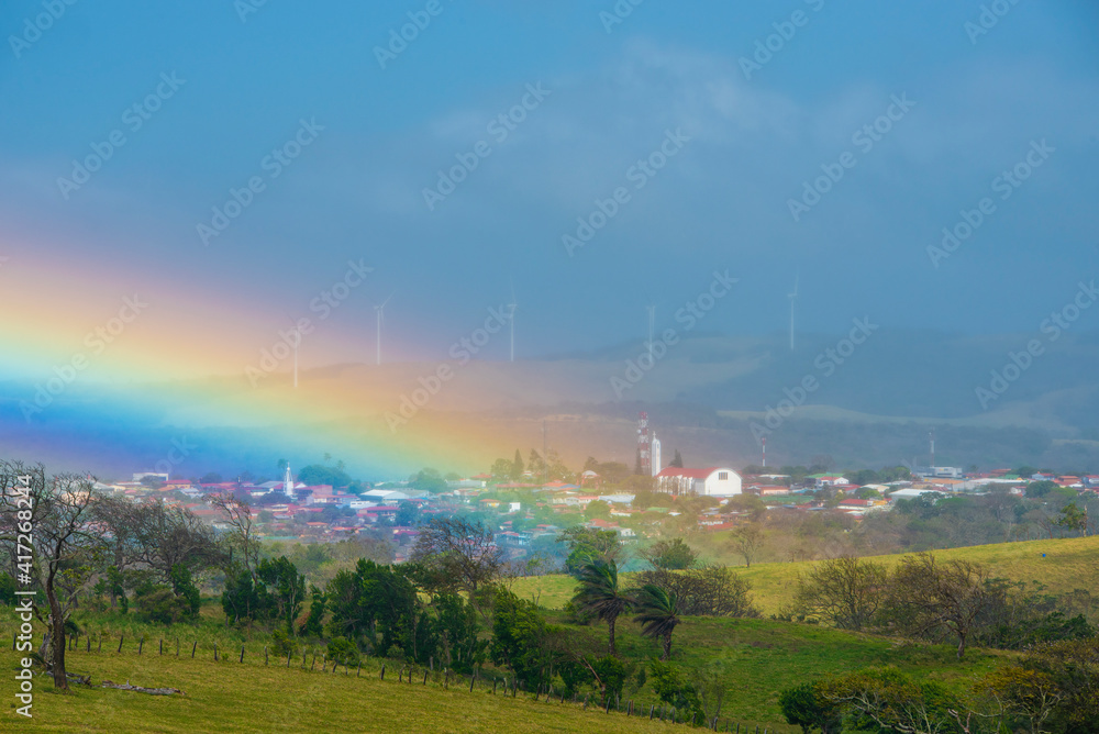 foto-de-paisaje-de-un-arco-ris-frente-al-pueblo-de-tilar-n-guanacaste