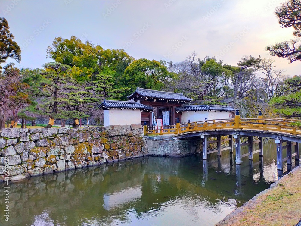 史跡和歌山城のお堀の石垣と橋の風景