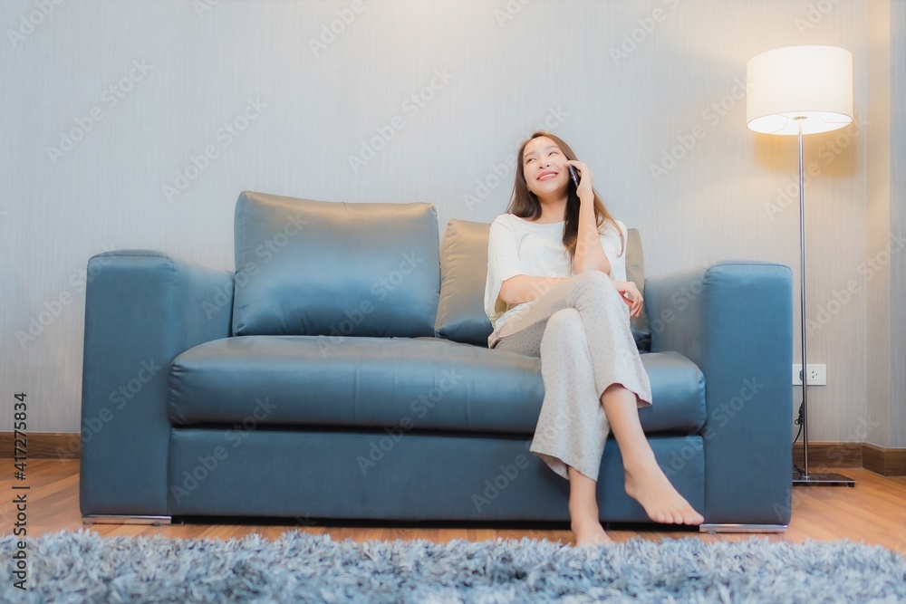 Obraz premium Portrait beautiful young asian woman use smart mobile phone on sofa