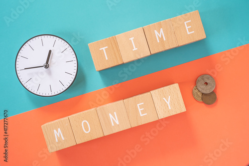 Tapety artystyczne 時は金なり（タイムイズマネー）｜「TIME」「MONEY」と書かれた積み木ブロックと時計とコイン