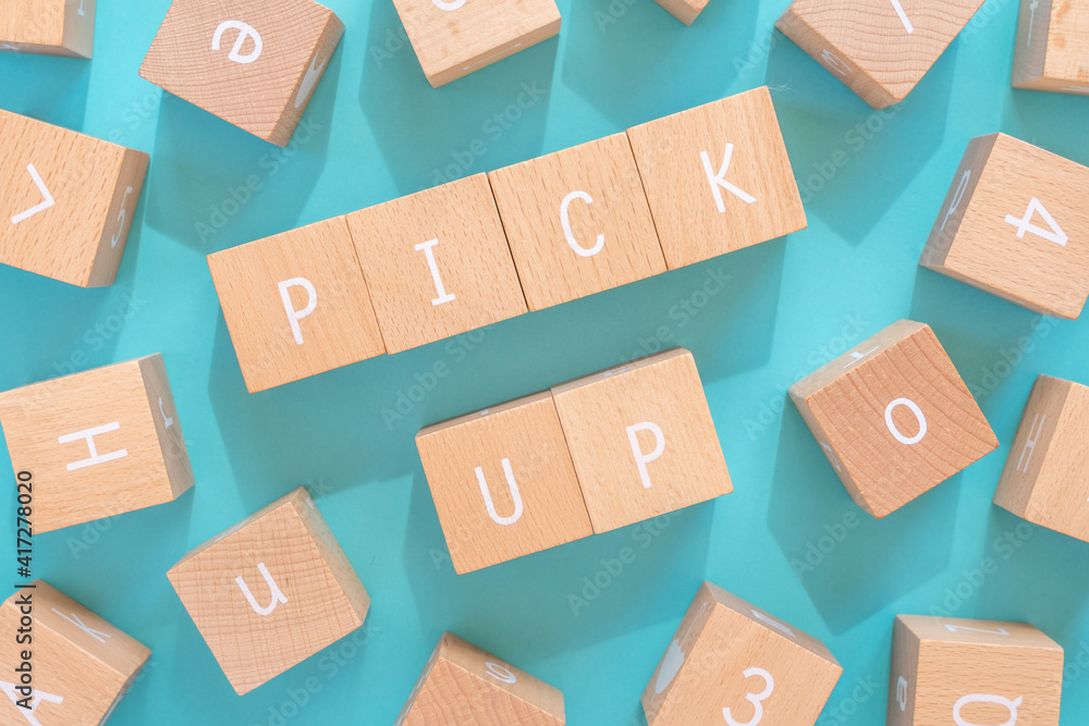 Fototapeta premium ピックアップ「PICK UP」と書かれた積み木と周りに散らばる積み木