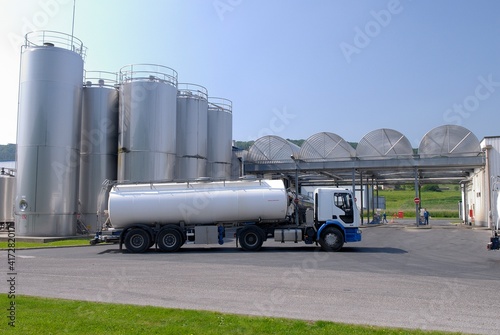 Usine laiterie, camion collecte devant tanks à lait