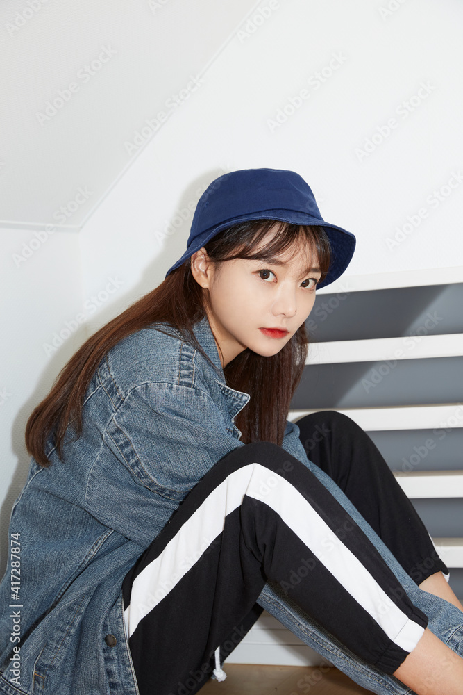 若い女性のストリートファッションポートレート Stock 写真 Adobe Stock