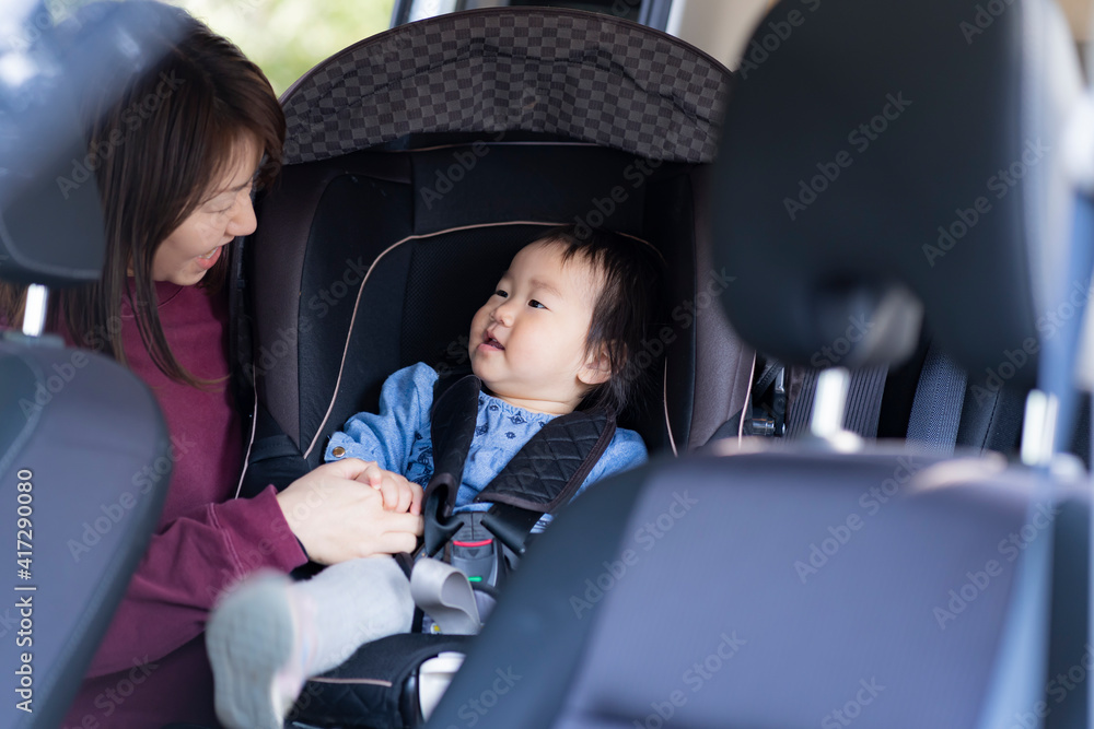 チャイルドシートに座る幼児と母親 チャイルドシートに座る幼児と母親
