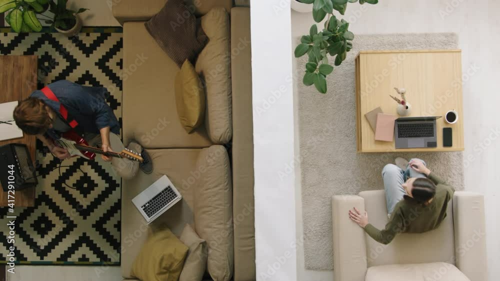 Video Stock Top view shot of young man loudly playing electric guitar
