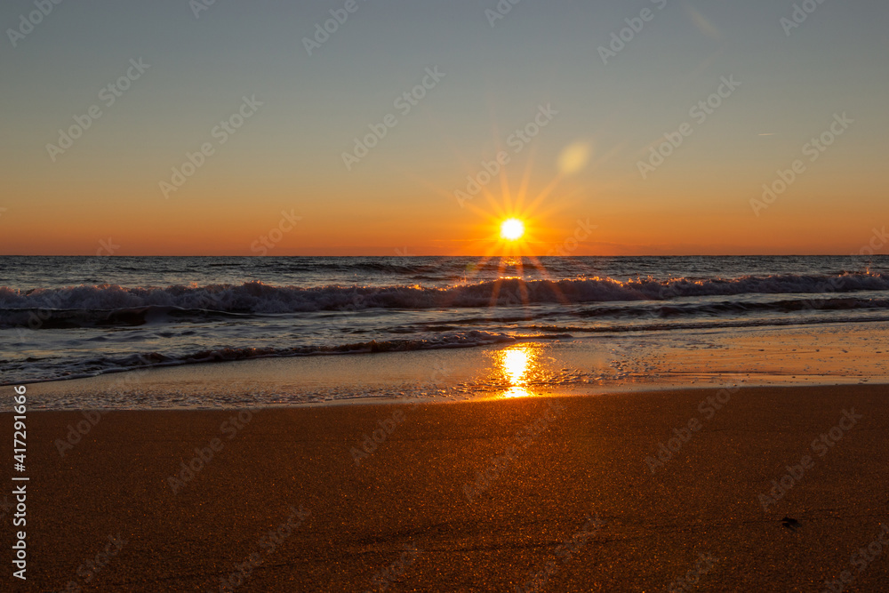 Fototapeta premium Cloudless sunset over ocean. Natural colors.