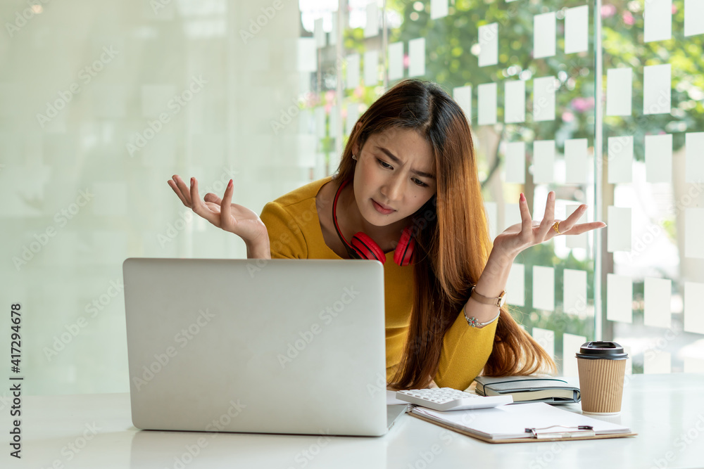 Young Asian business women are exhausted from work, have thoughts, anxiety, and headaches. And having to think about solving problems at work Young Asian business women are exhausted from work, have thoughts, anxiety, and headaches. And having to think about solving problems at work