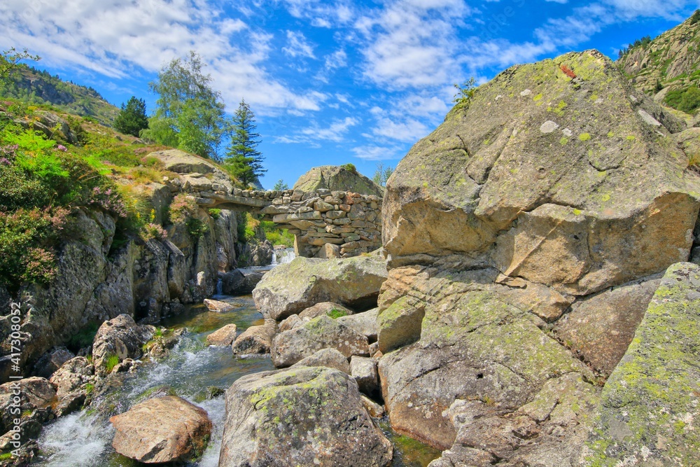 Pont de pierre dans les Pyrénées ariégeoises