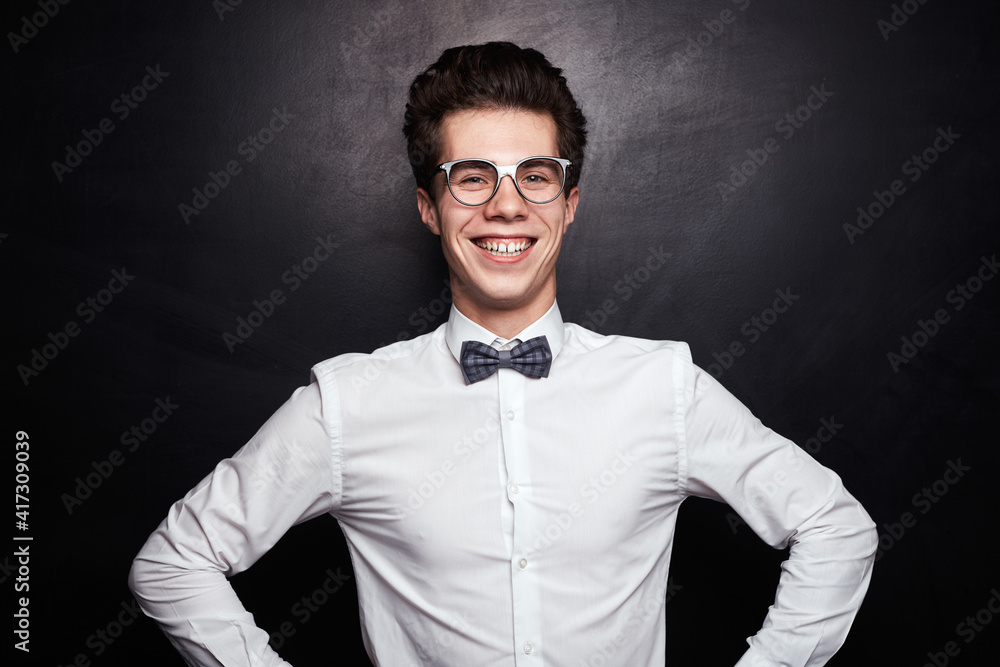 Obraz premium Cheerful clever man in nerd outfit and eyeglasses
