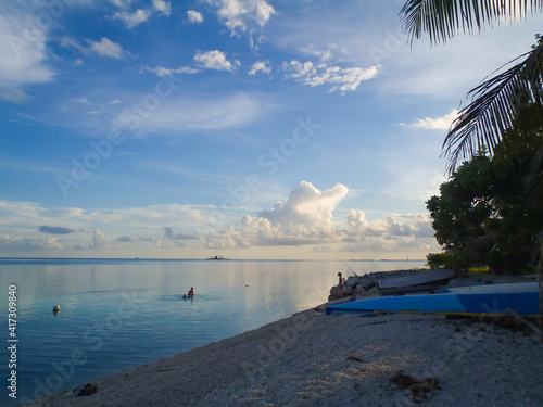 Billede på lærred Quiet lagoonside in a tropical remote island at late afternoon (Rangiroa, Tuamot