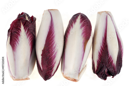Tableau sur toile Endives bicolores en gros plan sur fond blanc