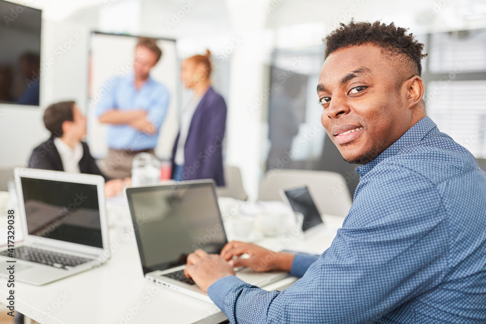 Afrikanischer Programmierer am Laptop Computer