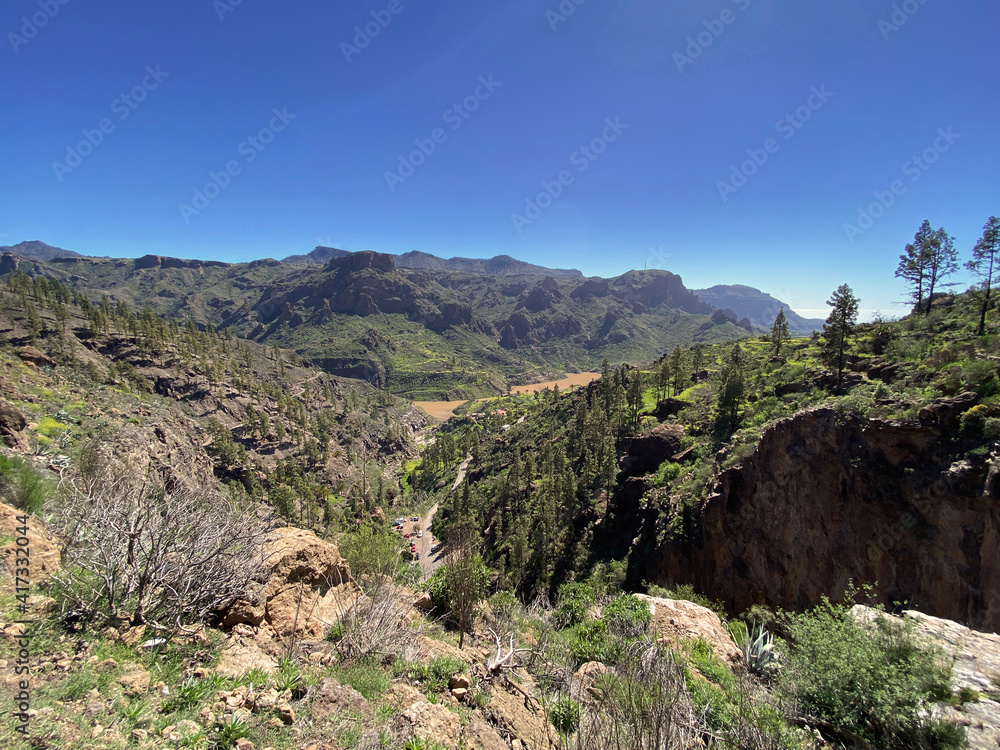 Senderos por las montañas de las islas canarias. 