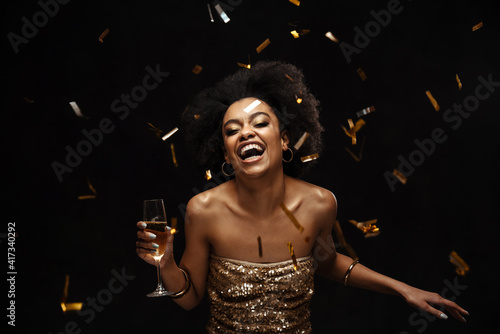 Canvas Print Happy african american woman in party dress drinking champagne