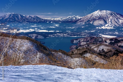 長野県・冬の野尻湖と黒姫山と飯縄山の風景