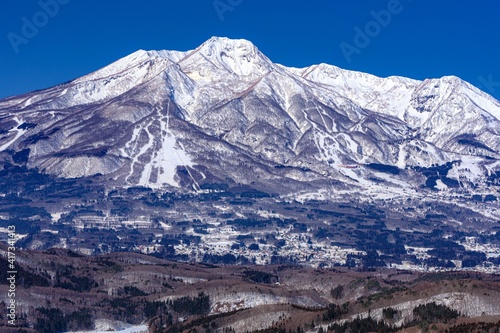 長野県・斑尾高原から望む冬の妙高山の風景