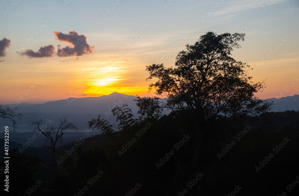 Obraz premium A beautiful evening sunset over the mountains In Nan Province, Thailand.