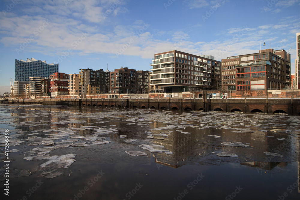 Winter in der Hamburger HafenCity; Blick über den Grasbrookhafen zum Dalmannkai
