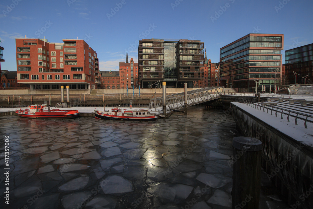 Winter in der Hamburger HafenCity; Sandtorhafen und Sandtorkai