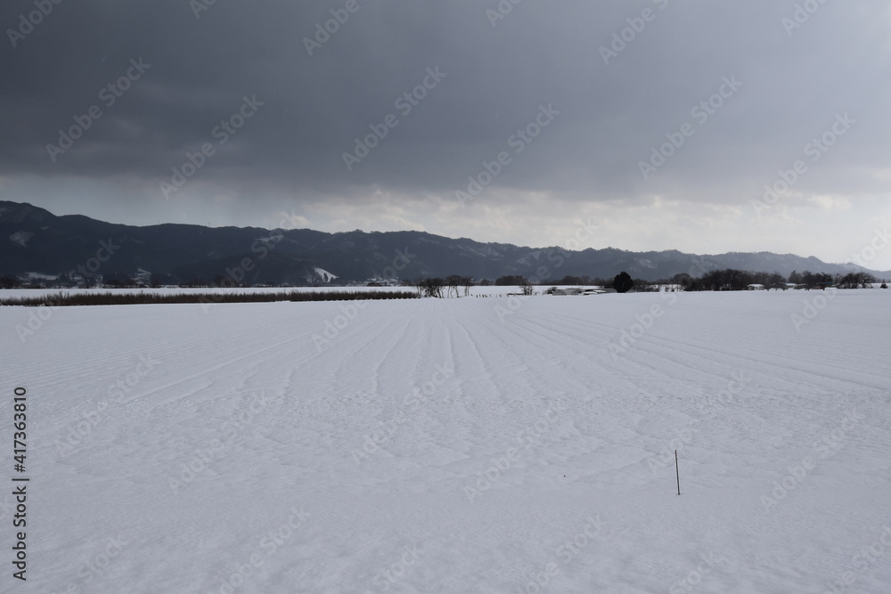 静かで重い雪景色 静かで重い雪景色