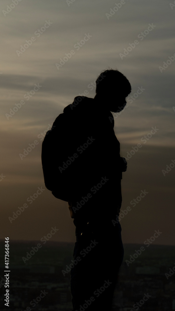 silueta negra de hombre con mochila caminando