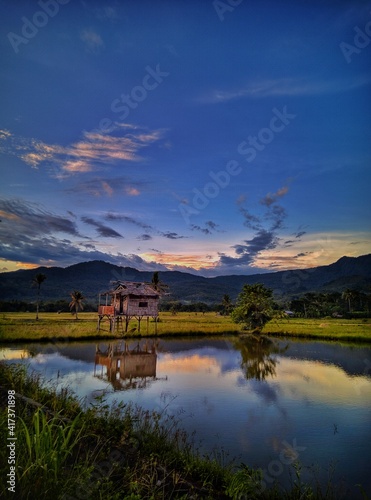 The afternoons in the rice fields are accompanied by twilight and mountains © Gom's