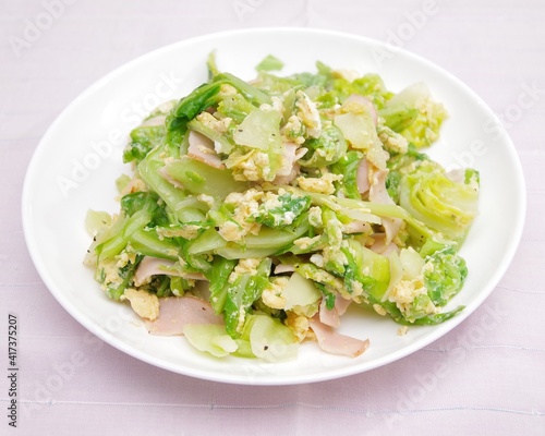 新キャベツと卵とハムの炒め物