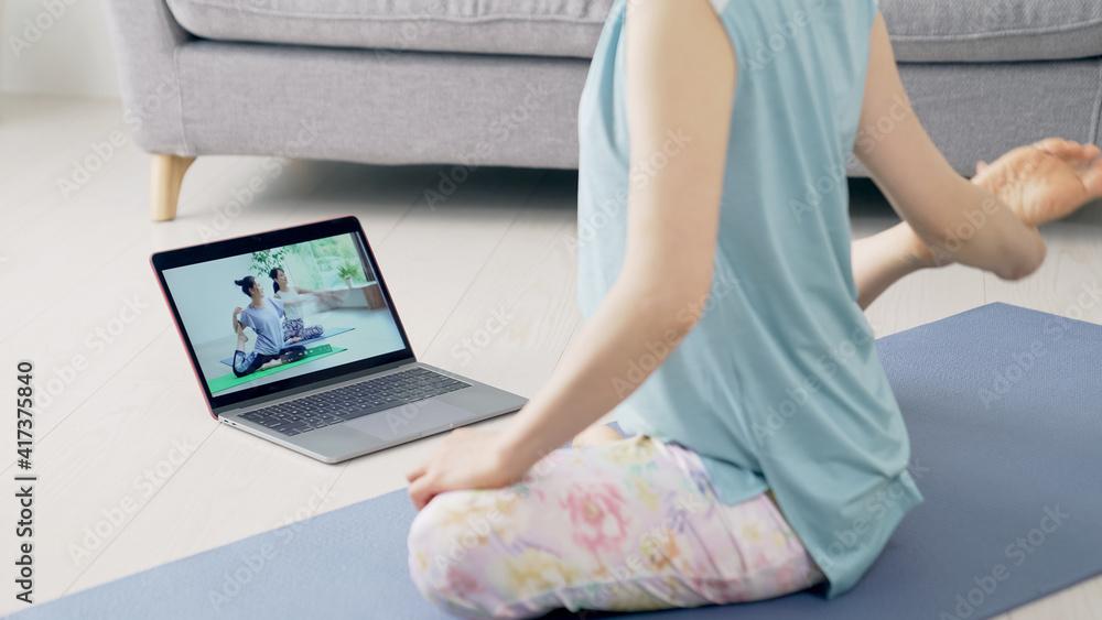 Naklejka premium オンラインヨガ おうち時間 ニューノーマル