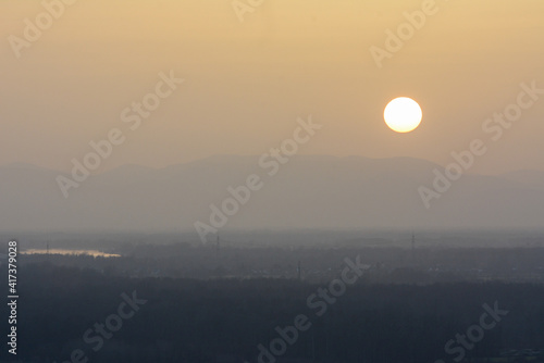 Sonnenuntergang im Rheintal mit Saharastaub
