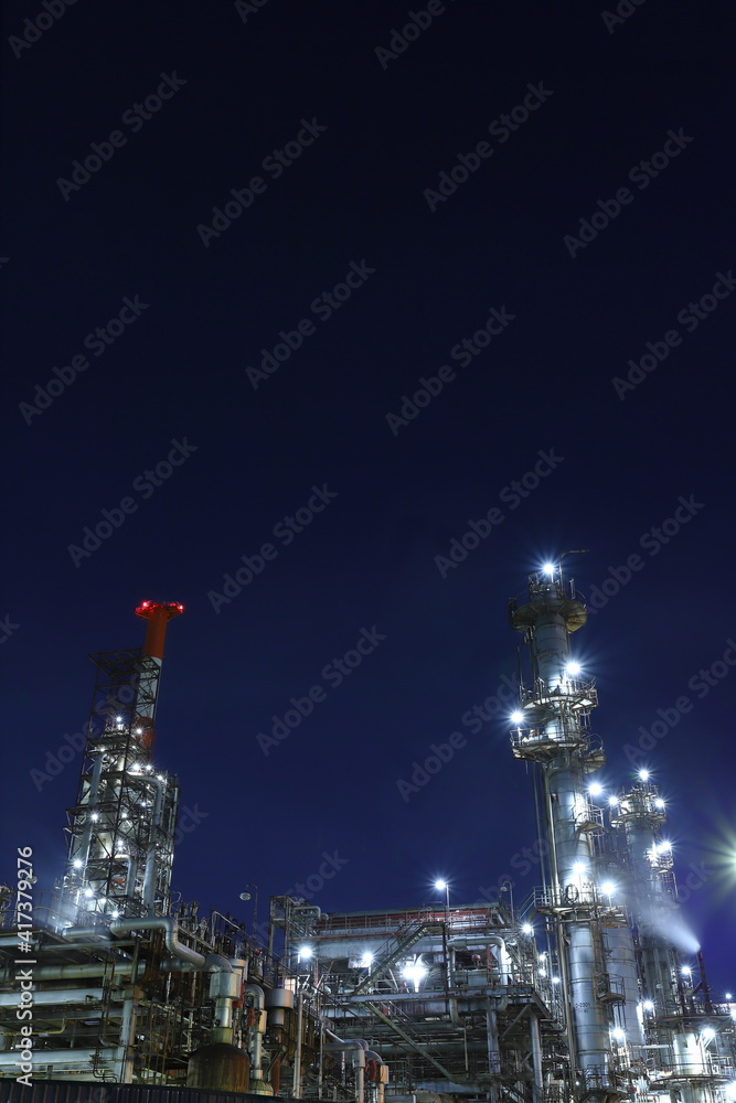 煙突のある工場の夜景