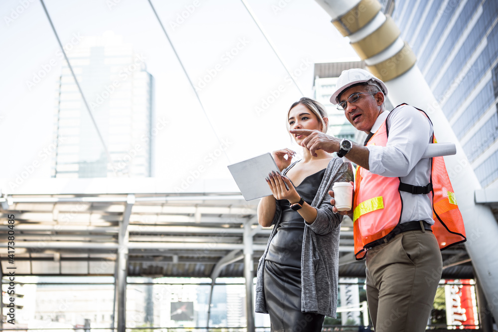 Engineers describe details of project to customers Engineers describe details of project to customers