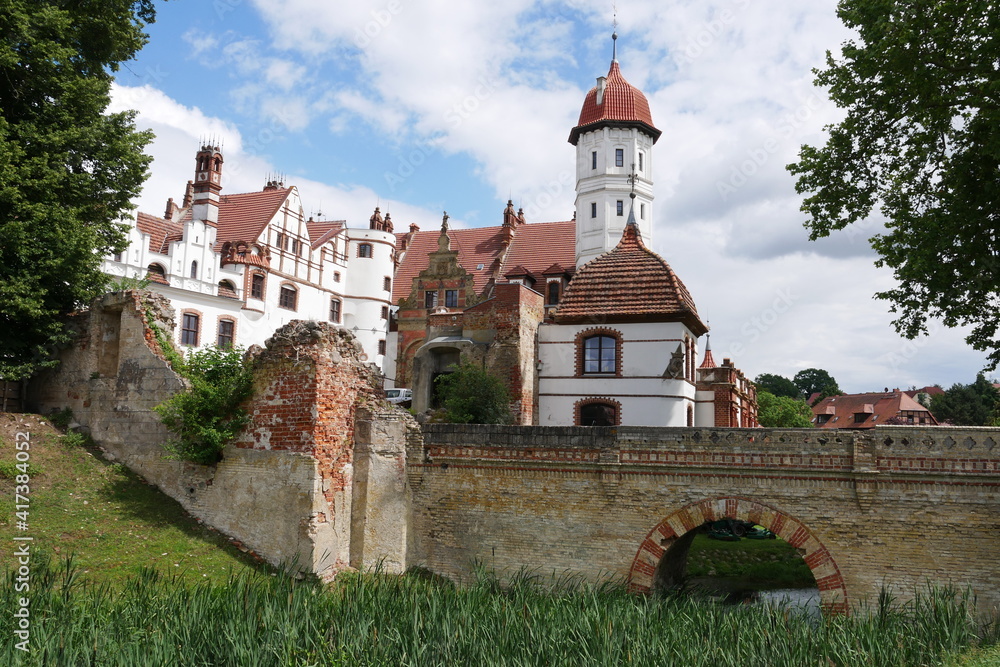 Alte Brücke und Schloss Basedow