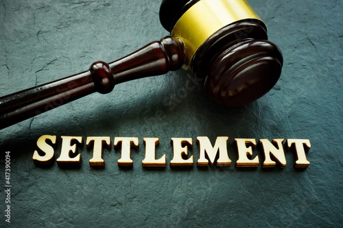 Foto Settlement word from wooden letters and gavel.