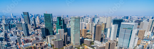 日本・東京のオフィス街・高層ビル群