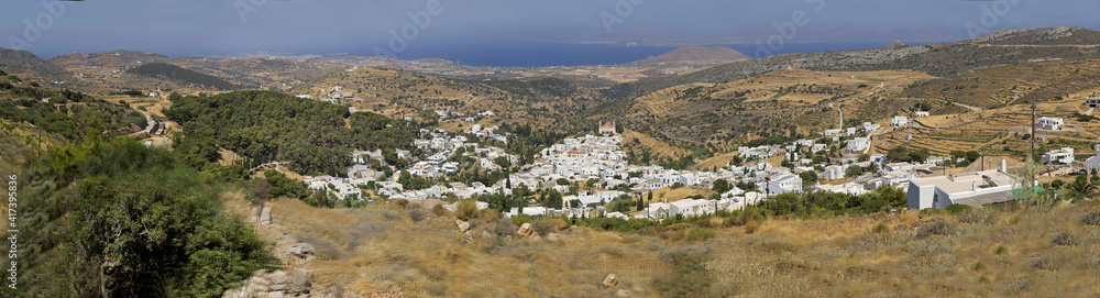 Panoramaansicht des Dorfes Lefkes, Insel Paros, Kykladen, Griechenland