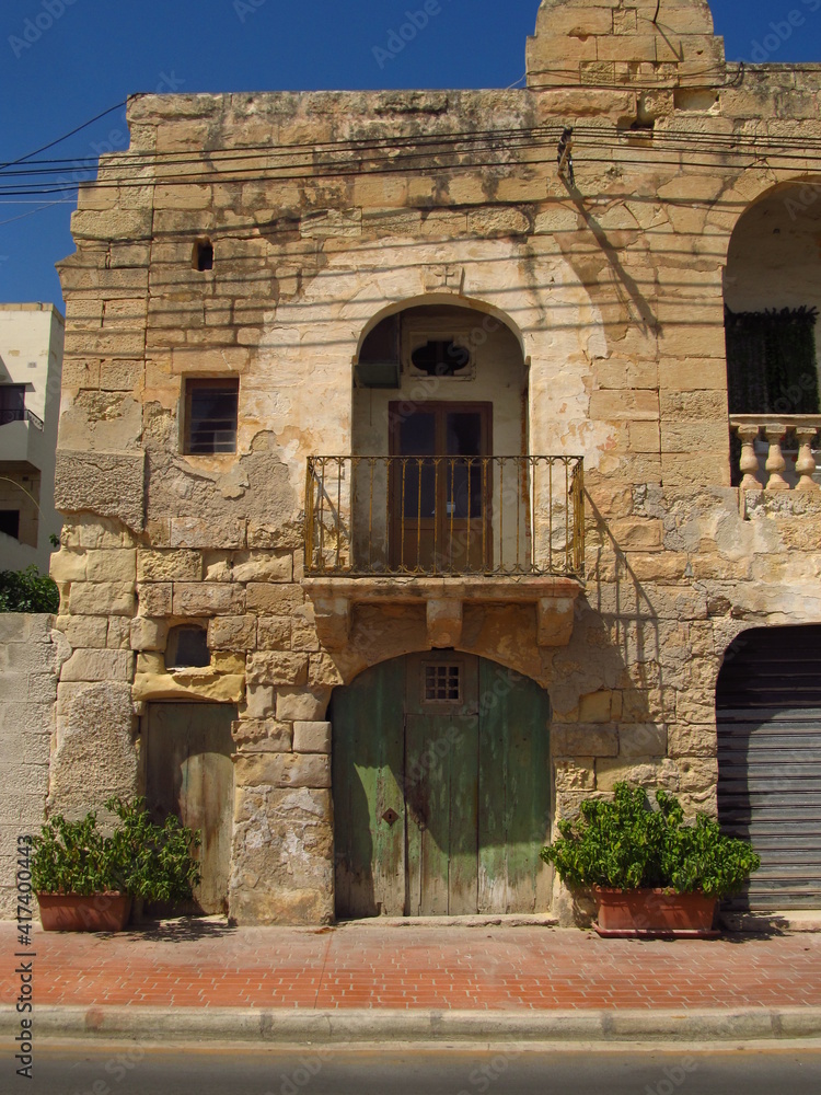 Bardzo stary dom z zieloną bramą, Malta