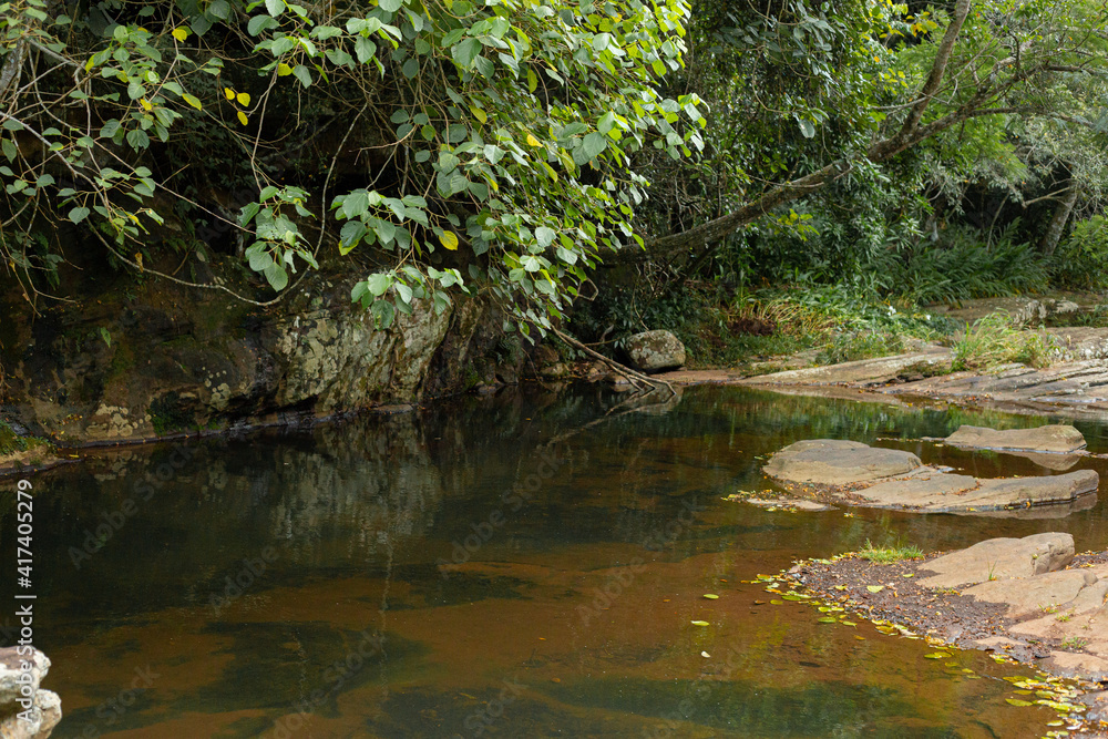 lugar atractivo para relajarse donde fluye el agua entre rocas sin peligros como para turismo interno en paraguay lugar atractivo para relajarse donde fluye el agua entre rocas sin peligros como para turismo interno en paraguay