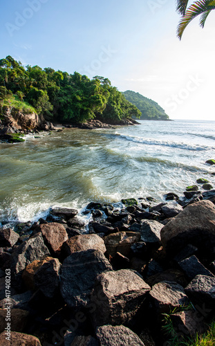 Mar, ondas, natureza e pedras na cidade de Ubatuba. Rio Grande se encontrando com o mar, sem pessoas. © Rafael